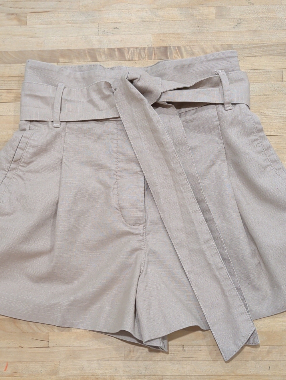Aritzia Wilfred Tan Pleated High Waisted Shorts Size 0